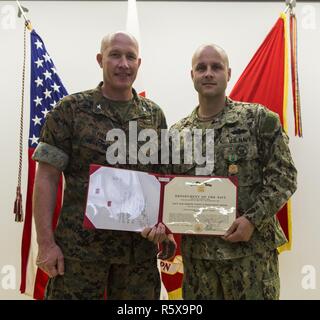 U.S Navy Maître de 1re classe Cole Tankersley, le chef d'entretien avec l'Administration centrale et de l'Escadron, reçoit de la Marine et du Corps des Médaille militaire pour gagner les hauts de marin du Pacifique sur les installations du Marine Corps Marine Corps Air Station Iwakuni, Japon, le 18 avril 2017. Les marins ont concouru parmi leurs pairs dans un uniforme de l'inspection, un test de connaissances et un test de confiance en personne en face de premier maître de Marine Corps Pacifique Installations d'être choisi comme lauréat du conseil. Banque D'Images