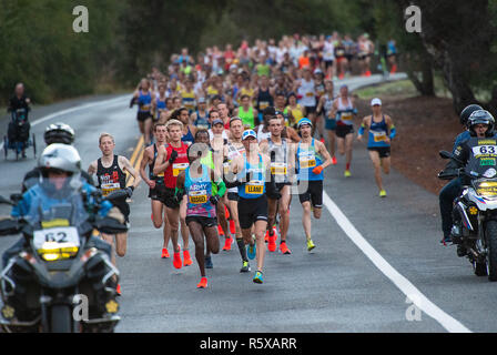 Sacramentorunners, CA, USA. 2 Décembre, 2018. Le peloton de coureurs passent par Orangevale sur Oak Avenue. Au cours de la Californie International Marathon le Dimanche, Décembre 2, 2018. Crédit : Paul Kitagaki Jr./ZUMA/Alamy Fil Live News Banque D'Images