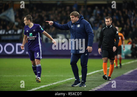 Bruxelles, Belgique - 02 DÉCEMBRE : Hein Vanhaezebrouck réagit au cours de la Jupiler Pro League match day 17 entre le RSC Anderlecht et KRC Genk sur Décembre 02, 2018 à Bruxelles, Belgique. (Photo de Vincent Van Doornick/Isosport) Banque D'Images