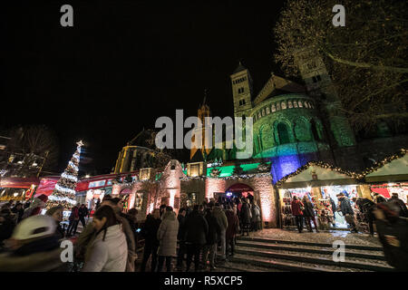 Aux Pays-Bas. 1er décembre 2018. Les lumières de Noël et décorations vu à la magie du marché de Noël 2018 de Maastricht en Maastricht ville des Pays-Bas est un marché de Noël avec beaucoup d'événements, petits magasins, GlÃ¼hwein ou bougie vin chaud, les lumières dans les arbres, carrousel, patinoire, Santa's house, glisser et un Ferris dans une ambiance festive qui attirent beaucoup de visiteurs en provenance des Pays-Bas, l'Allemagne et plus loin. Elle a lieu du 1er décembre au 31 décembre 2018. Crédit : Nicolas Economou SOPA/Images/ZUMA/Alamy Fil Live News Banque D'Images