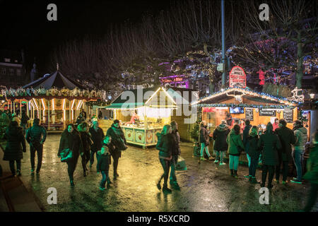 Aux Pays-Bas. 1er décembre 2018. Les lumières de Noël et décorations vu à la magie du marché de Noël 2018 de Maastricht en Maastricht ville des Pays-Bas est un marché de Noël avec beaucoup d'événements, petits magasins, GlÃ¼hwein ou bougie vin chaud, les lumières dans les arbres, carrousel, patinoire, Santa's house, glisser et un Ferris dans une ambiance festive qui attirent beaucoup de visiteurs en provenance des Pays-Bas, l'Allemagne et plus loin. Elle a lieu du 1er décembre au 31 décembre 2018. Crédit : Nicolas Economou SOPA/Images/ZUMA/Alamy Fil Live News Banque D'Images