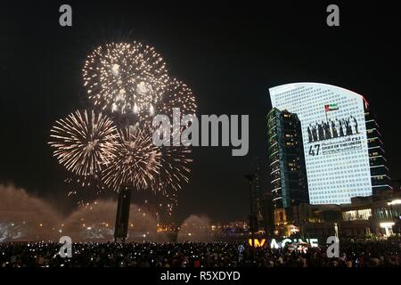 Dubaï, Émirats arabes unis. 2 Décembre, 2018. D'artifice sont affichées à Dubai Festival City à Dubaï, Émirats arabes unis, le 2 décembre 2018. Les Émirats arabes unis (EAU) a célébré son 47e Journée nationale de dimanche. Credit : Mahmoud Khaled/Xinhua/Alamy Live News Banque D'Images