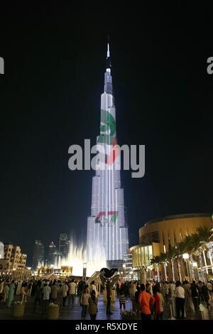 Dubaï. 2 Décembre, 2018. Photo prise le 2 décembre 2018 présente le spectacle de lumière sur le Burj Khalifa, le plus haut bâtiment du monde, à Dubaï, Emirats Arabes Unis. Les Émirats arabes unis (EAU) a célébré son 47e Journée nationale de dimanche. Credit : Mahmoud Khaled/Xinhua/Alamy Live News Banque D'Images