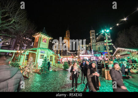 Les lumières de Noël et décorations vu à la magie du marché de Noël 2018 de Maastricht en Maastricht ville des Pays-Bas est un marché de Noël avec beaucoup d'événements, petits magasins, le vin chaud ou les bougies de vin chaud, les lumières dans les arbres, carrousel, patinoire, Santa's house, glisser et un Ferris dans une ambiance festive qui attirent beaucoup de visiteurs en provenance des Pays-Bas, l'Allemagne et plus loin. Elle a lieu du 1er décembre au 31 décembre 2018. Banque D'Images