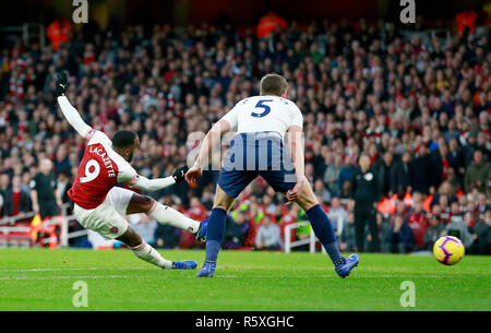 Londres, Royaume-Uni. 2 Décembre, 2018. Arsenal de Alexandre Lacazette (L) marque le 3e cours de l'Arsenal Tottenham Hotspur Jan Vertonghen au cours de l'English Premier League match entre Arsenal et Tottenham Hotspur à l'Emirates Stadium de Londres, Grande-Bretagne le 2 décembre 2018. Arsenal a gagné 4-2. Credit : Matthew Impey/Xinhua/Alamy Live News Banque D'Images