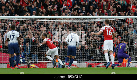 Londres, Royaume-Uni. 2 Décembre, 2018. Pierre-Emerick Aubameyang d'Arsenal (2e L) marque le premier but du jeu du point de penalty au cours de l'English Premier League match entre Arsenal et Tottenham Hotspur à l'Emirates Stadium de Londres, Grande-Bretagne le 2 décembre 2018. Arsenal a gagné 4-2. Credit : Matthew Impey/Xinhua/Alamy Live News Banque D'Images