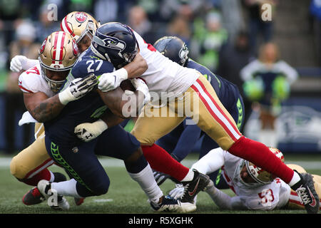 Seattle, WA, USA. 2 Décembre, 2018. Seattle Seahawks tournant retour Mike Davis (27) est arrêté par la défense des 49ers lors d'un match entre les San Francisco 49ers et les Seahawks de Seattle à CenturyLink Field à Seattle, WA. Vaincre les Seahawks 49ers 43-16. Sean Brown/CSM/Alamy Live News Banque D'Images