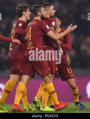 Rome, Italie. 2 Décembre, 2018. Les joueurs de Roms célébrer au cours de la Serie un match de football entre l'Inter Milan et Roma à Rome, Italie, 2 décembre 2018. Le match s'est terminé par un nul 2-2. Credit : Alberto Lingria/Xinhua/Alamy Live News Banque D'Images