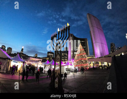 Toronto, Canada. 2e Nov 2018. Toronto City Hall Square Nathan Phillips avec arbre de Noël et la première lumière de la menorah d'Hanoukka avec les tentes du vendeur et les personnes en soirée le 2 décembre 2018 Crédit : CharlineXia/Alamy Live News Banque D'Images