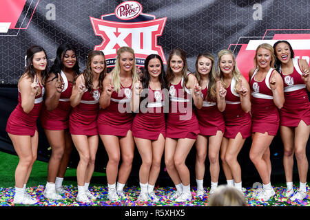 Oklahoma cheerleaders célébrer après le Dr. Pepper Big-12 Championship entre l'Oklahoma Sooners vs Texas longhorns à un grand championnat NCAA-12 jeu de football au Stade AT&T, Arlington au Texas. 12/01/18.Manny Flores/Cal Sport Media. Banque D'Images