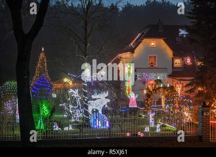 01 décembre 2018, le Brandebourg, Vacances Berkenbrück : le jardin éclairé de la société et Harald Muschner. Fairy lights, glowing stars et décorées d'arbres de Noël sont pour beaucoup de gens une partie de la pré-saison de Noël. Mais ce que la famille fait chaque année Muschner dans Advent est extraordinaire. Fans de Noël sont loin d'en avoir fini avec leurs idées de décoration. Photo : Patrick Pleul/dpa-Zentralbild/dpa Banque D'Images