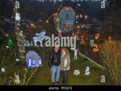 01 décembre 2018, le Brandebourg, Vacances Berkenbrück : Gabriele et Harald Muschner demeurent dans leur jardin à éclairage de Noël. Fairy lights, glowing stars et décorées d'arbres de Noël sont pour beaucoup de gens une partie de la pré-saison de Noël. Mais ce que la famille fait chaque année Muschner dans Advent est extraordinaire. Fans de Noël sont loin d'en avoir fini avec leurs idées de décoration. Photo : Patrick Pleul/dpa-Zentralbild/dpa Banque D'Images