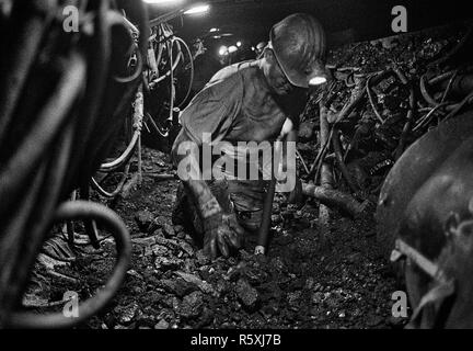 Bottrop, Allemagne. 11 Juin, 2018. Un mineur travaille à la mine de Haniel Prospérer à une profondeur de 1250 mètres sur une couture souterrain avant de charbon. La mine de Haniel prospérer est la dernière mine de charbon actif dans la région de la Ruhr. Ruhrkohle AG (RAG) ferme la mine à la fin de 2018. (Analogie la photographie noir et blanc en raison des règles de sécurité dans les mines de houille (dpa) à l'histoire : 'centrer dans le district minier de charbon : houille extraction se termine après 150 ans) Credit : Oliver Berg/dpa/Alamy Live News Banque D'Images