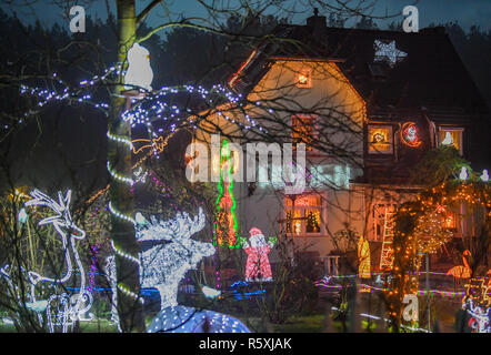 01 décembre 2018, le Brandebourg, Vacances Berkenbrück : le jardin éclairé de la société et Harald Muschner. Fairy lights, glowing stars et décorées d'arbres de Noël sont pour beaucoup de gens une partie de la pré-saison de Noël. Mais ce que la famille fait chaque année Muschner dans Advent est extraordinaire. Fans de Noël sont loin d'en avoir fini avec leurs idées de décoration. Photo : Patrick Pleul/dpa-Zentralbild/dpa Banque D'Images