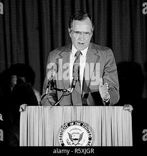 Chicago, Illinois. 10-29-1988 Le vice-président George H. W. Bush traite de l'Illinois, le comté de DuPage Repblican rallye parti pendant son jour 3 voyage en bus à travers l'Illinois. Credit : Mark Reinstein /MediaPunch Banque D'Images