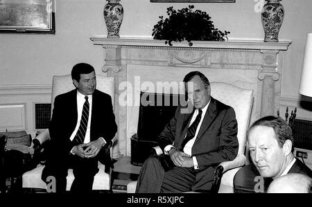 Washington, DC. 4-18-1991 Le Président George H. W. Bush rencontrera les gouverneurs d'État dans le bureau ovale avant la réunion d'information sur l'éducation nationale. L-R Roy Romer (COLO) John Ashcroft (Missouri) Le président Bush, Sec. de l'éducation Lamar Alexander Crédit : Mark Reinstein /MediaPunch Banque D'Images