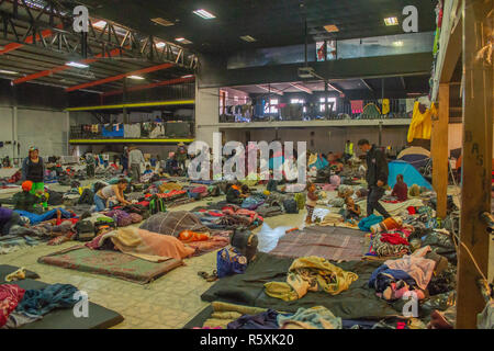 Tijuana, au Mexique. 2 décembre 2018 - Aslyum asile de la caravane ''Migrant'' à s'établir dans le nouveau Barretal El abri de fortune à Tijuana, au Mexique, le 2 décembre 2018. Les enfants et les familles sont autorisés à rester à l'intérieur du bâtiment principal sur le site. El est un Barretal dancel hall/espace de l'événement et située à quelques kilomètres de la frontière, a été désigné comme l'abri pour l'Amérique centrale. Le nombre de migrants est plus de 1 000 et l'augmentation du camp. Credit : Vito Di Stefano/ZUMA/Alamy Fil Live News Banque D'Images