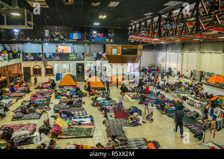 Tijuana, au Mexique. 2 décembre 2018 - Aslyum asile de la caravane ''Migrant'' mis en place à l'intérieur du camp El Barretall, le nouvel abri de fortune à Tijuana, au Mexique, le 2 décembre 2018. Il y a environ 300 enfants et des familles en ce moment à l'intérieur du bâtiment principal sur le site. El Barretal dancel, est un événement/hall et l'espace situé à quelques kilomètres de la frontière, a été désigné comme l'abri pour l'Amérique centrale. Le nombre de migrants est plus de 1 000 et l'augmentation du camp. Credit : Vito Di Stefano/ZUMA/Alamy Fil Live News Banque D'Images