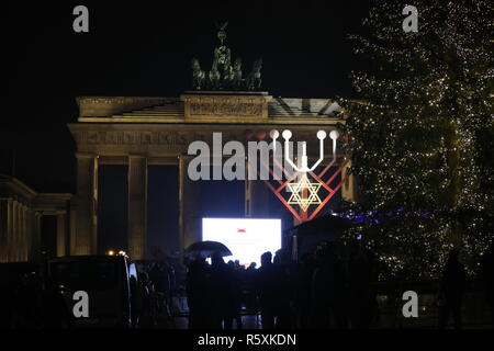 Berlin, Allemagne. 09Th Nov, 2018. Hanouca en face de la porte de Brandebourg. Le dimanche soir, le 2 décembre 2018, Hannoucah commencera cette année. Le Centre d'éducation juive de Berlin Chabad commence cette huit jours de fête juive des lumières à la Brandenburger Tor. Credit : SAO frappé/Alamy Live News Banque D'Images