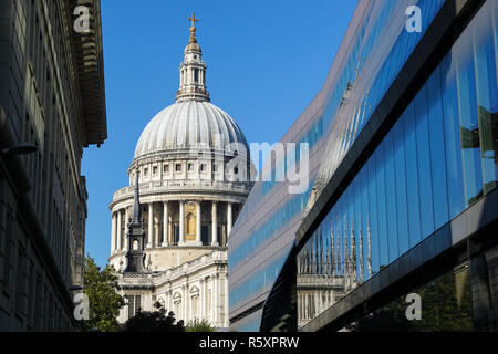 Cathédrale St Paul et un bâtiment New change à Londres Angleterre Royaume-Uni Banque D'Images