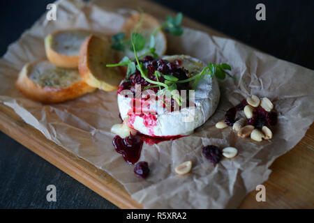 Macro photo de lumineux beau délicieux fromage frais aux fruits rouges et les écrous sur la table Banque D'Images