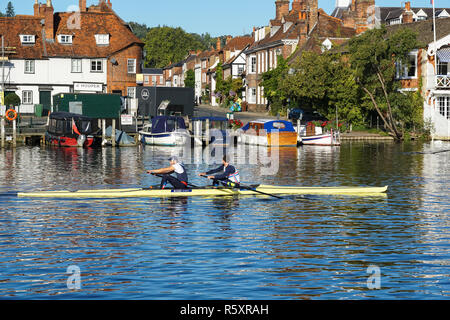 Les gens le kayak sur la rivière Thames, Henley on Thames, Oxfordshire, Angleterre Royaume-Uni UK Banque D'Images