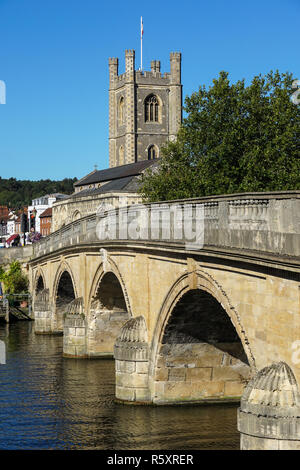 Henley Bridge sur la Tamise avec l'église St Mary à l'arrière-plan, Henley on Thames, Oxfordshire, Angleterre Royaume-Uni UK Banque D'Images