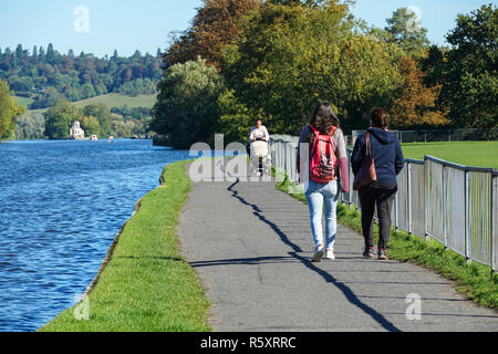 Les promeneurs sur Thames path in Henley on Thames, Oxfordshire, Angleterre Royaume-Uni UK Banque D'Images