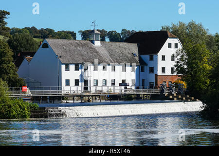 Usine de Hambleden, maintenant transformée en appartements, à Hambleden Lock and weir, Mill End, Berkshire, Angleterre Royaume-Uni Banque D'Images