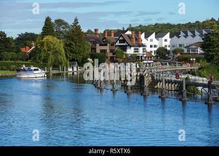 Un déversoir et Marlow verrou sur la Tamise, Buckinghamshire, Angleterre Royaume-Uni UK Banque D'Images