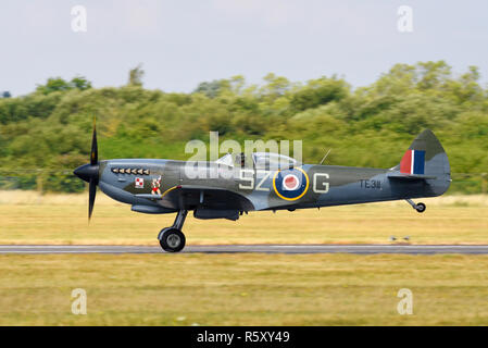 Spitfire. Supermarine Spitfire LF XVIe TE311 Seconde Guerre mondiale avion de chasse à l'Airshow Royal International Air Tattoo, RIAT, RAF Fairford. Airshow Banque D'Images