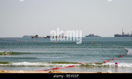 POHANG, République de Corée (13 avril 2017) - Les Marins attachés à la construction 1 bataillon amphibie amphibie préparer le système de transfert de liquides en vrac pour démarrer la pompe à carburant à partir d'un pétrolier sur la plage Dogu pendant le fonctionnement de l'exercice Pacific Reach (2017 OPRex17). OPRex17 est un événement de formation bilatérale conçu pour garantir l'état de préparation et de soutenir la République de Corée et les États-Unis En exerçant l'Alliance d'un domaine Distribution Center (ADC), un point d'alimentation en air Terminal (ATSP), combiné au cours de logistique commune-la-Rive (CJLOTS), et l'utilisation du rail, voies navigables intérieures, côtières et les opérations de levage pour valider le plan opérationnel reac Banque D'Images