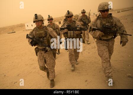 BASE d'opérations avancée, Gerber, le Koweït (14 avril 2017)- Les Marines américains affectés au kilo Co., 3e Bataillon, 6e Régiment de Marines, 24e Marine Expeditionary Unit (MEU), passer à l'entrée du premier point de contrôle de leur base d'opérations avancée (BOA) d'aller sur une maquette à l'extérieur de patrouille Gerber FOB, 14 avril. Les marines sont au Koweït pour un soutien la formation l'évolution. La 24e MEU, partie de la groupe amphibie Bataan, est déployé sur le 5e flotte américaine zone d'opérations à l'appui d'opérations de sécurité maritime visant à rassurer les alliés et les partenaires et de préserver la liberté de navigation et la libre fl Banque D'Images