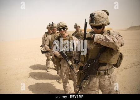 BASE d'opérations avancée, Gerber, le Koweït (15 avril 2017)- Les Marines américains affectés au kilo Co., 3e Bataillon, 6e Régiment de Marines, 24e Marine Expeditionary Unit vérifier leur matériel avant un contact patrouille pendant les exercices sur la base d'opérations avancée FOB Gerber, le Koweït le 15 avril. Les marines sont au Koweït pour un soutien la formation l'évolution. La 24e MEU est actuellement déployé avec le groupe amphibie Bataan à l'appui d'opérations de sécurité maritime visant à rassurer les alliés et les partenaires et de préserver la liberté de navigation et de libre-échange du commerce dans la 5e flotte américaine zone d'opérations. Banque D'Images