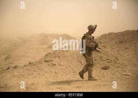 BASE d'opérations avancée, Gerber, le Koweït (15 avril 2017)- U.S. Marine Lance Cpl. Brendan, un VanDalinda avec mitrailleur Kilo Co., 3e Bataillon, 6e Régiment de Marines, 24e Marine Expeditionary Unit, patrouilles dans une tempête de sable avec son équipe au cours des exercices en dehors de la base d'opérations avancée Gerber FOB, le Koweït le 15 avril. Les marines sont au Koweït pour un soutien la formation l'évolution. La 24e MEU est actuellement déployé avec le groupe amphibie Bataan à l'appui d'opérations de sécurité maritime visant à rassurer les alliés et les partenaires et de préserver la liberté de navigation et de libre circulation de comme Banque D'Images