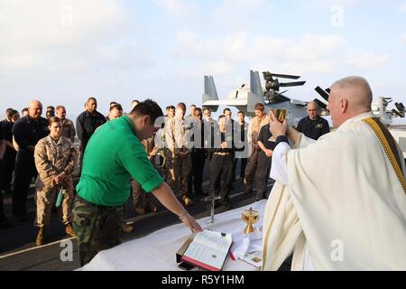 Golfe d'ADEN (16 avril 2017), de l'aumônier Le Lieutenant Cmdr. Jay Kersten organise un service spécial Easter sunrise dans le poste de pilotage de l'assaut amphibie USS Bataan (DG 5). Le navire et son groupe, sont déployés dans le domaine de la 5e flotte américaine des opérations à l'appui des opérations de sécurité maritime visant à rassurer les alliés et les partenaires, et de préserver la liberté de navigation et la libre circulation du commerce dans la région. Banque D'Images