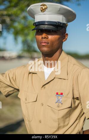 La FPC. Taylor J. Torrey, honneur diplômé pour 3025 peloton, Compagnie India, 3e Bataillon, a obtenu son diplôme de formation des recrues boot camp le 21 avril, 2017. Torrey est d'Orlando, Fla. Banque D'Images