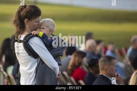 Une mère tient son fils tout en écoutant le sermon lors de la cérémonie du lever du soleil de Pâques annuelle, Camp Lejeune, N.C., 16 avril 2017. Chaque année, les installations du Corps des marines de l'aumônier de l'Est accueille la cérémonie du lever du soleil de Pâques pour les Marines et les marins à faire venir leur famille et célébrer les fêtes de Pâques. Banque D'Images