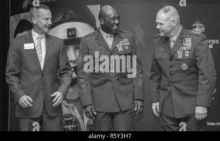 De gauche, le général à la retraite William M. Faulkner, président et chef de la direction de la Marine Corps Association & Foundation, sergent-major de la Marine Corps Sgt. Le major Ronald L. Green, et Commandant de la Marine Corps le général Robert B. Neller, prendre la parole au cours de la 14e Conférence annuelle de la remise des prix C4 Arlington, Va., le 20 avril 2017. La C4 de la remise de prix a lieu chaque année pour reconnaître les meilleurs marins et unités dans la Communauté C4. Banque D'Images