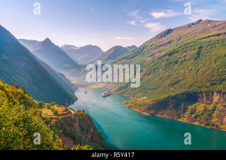 Vue sur le fjord de Geiranger Geiranger et le village depuis la route de l'aigle vue. La Norvège Banque D'Images