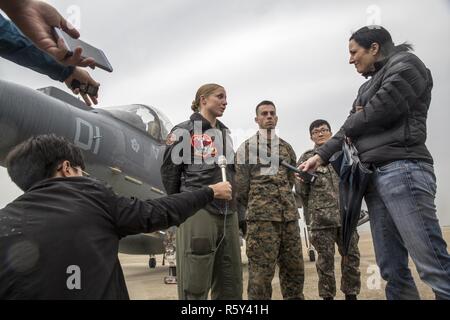 Le capitaine du Corps des Marines des États-Unis, une Casey Kelsey AV-8B Harrier avec Marine pilote Attack Squadron (VMA) 311, est interviewé par les médias au cours de l'effort MAX THUNDER 17's media journée à Kunsan Air Base, République de Corée, le 20 avril 2017. Les médias locaux et nationaux ont eu l'occasion de voir l'aéronef participant à Max Thunder de près et d'obtenir des entrevues avec des experts en la matière de l'exercice et de l'aéronef. Max Thunder sert d'occasion pour les forces des États-Unis et de Corée de s'entraîner ensemble et aiguiser les compétences tactiques de défense de la région Asie-Pacifique. C'est un annuel mili Banque D'Images