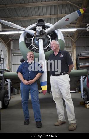 Directeur de restauration, Robert P. Cramsie, et Steve Smith, membre de l'Flying Sapadalure base historique se trouve en face d'une guerre mondiale II Douglas SBD-1 Dauntless dive-bombardiers après une cérémonie de remise des prix au Marine Corps Air Station (MCAS) Miramar à San Diego, Californie, le 21 avril 2017. Le Musée de l'Aviation des Marines des États-Unis est le foyer de la Fondation historique du vol Sapadalure élaboré par le personnel du musée et les bénévoles situé au MCAS. Banque D'Images