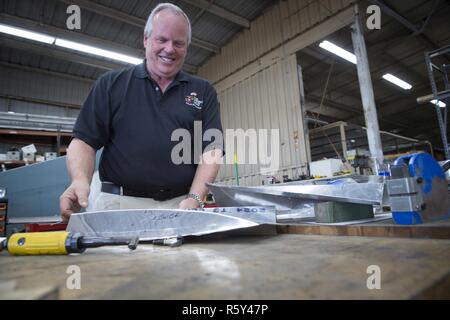 Directeur de restauration, Robert P. Cramsie, membre de la Fondation historique du vol Sapadalure fabrique un morceau de peau d'aluminium lors de la restauration de la Deuxième Guerre mondiale, Douglas SBD-1 Dauntless bombardier en piqué sur Marine Corps Air Station (MCAS) Miramar à San Diego, Californie, le 21 avril 2017. Le Musée de l'Aviation des Marines des États-Unis est le foyer de la Fondation historique du vol Sapadalure élaboré par le personnel du musée et les bénévoles situé au MCAS. Banque D'Images