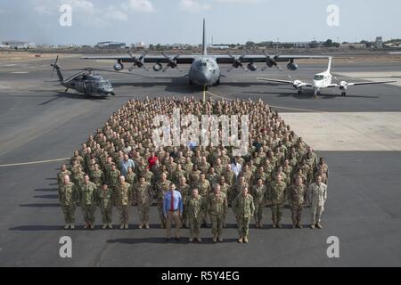 Les soldats, marins, aviateurs, marines, DoD civils, et entrepreneurs représentant plus de 2 000 membres affectés à la Force opérationnelle combinée de l'Afrique Force-Horn monter sur la ligne de vol au Camp Lemonnier à Djibouti, le 14 avril 2017. CJTF-HOA Général commandant, le général Kurt Sonntag et hauts de commande principal de commande Leader enrôlé le chef Geoffrey Steffee, termineront leur tour après une cérémonie de passation de commandement le 28 avril. Banque D'Images