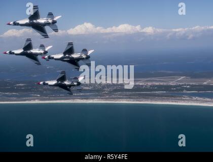 Les pilotes Diamond Thunderbirds soar sur la base aérienne Tyndall, en Floride, au cours d'un show de la pratique 21 avril 2017. Air Combat Command a fêté son 70e anniversaire à la Côte du Golfe Salute Air Show. Banque D'Images