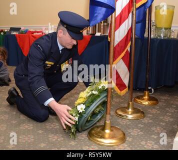 PATUXENT RIVER, Maryland (25 avril 2017) - Le Chef d'Escadron Adam Bowler, Royal Australian Air Force, dépose une couronne à la base du drapeau australien commémorant les membres de la Force de défense australienne pendant la Patuxent River NAS célébration de l'ANZAC day le 25 avril. Des représentants de Patuxent River NAS et la Royal Australian Defence Force observé avec une aube de l'ANZAC day service de gerbes à Patuxent River. L'ANZAC day tradition remonte à l'atterrissage sur Gallipoli 25 avril 1915, par des membres de l'Australian and New Zealand Army Corps (ANZAC). Banque D'Images