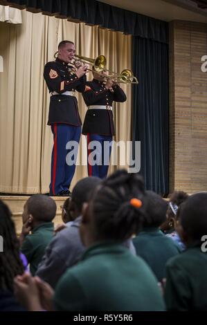 De gauche à droite, le Corps des Marines américains SSgt. Justin Holroyd, petit assemblage leader, Quantico Marine Corps et le Cpl. Carlos Salazar, musicien enrôlés, Quantico Marine Corps effectuer lors d'une sensibilisation musicale à Ingleside Elementary School, Norfolk, en Virginie, le 24 avril 2017. La diffusion de musique est une des nombreuses activités effectués en collaboration avec le Virginia International Tattoo. Banque D'Images