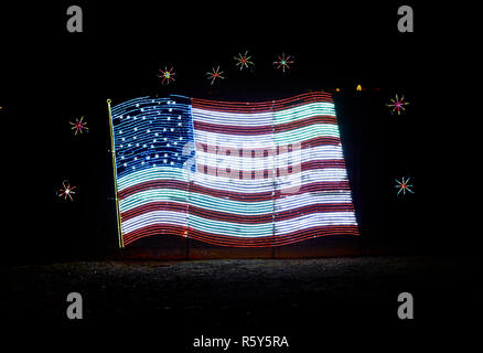 Prescott Valley, Arizona, USA - 27 novembre 2018 : Lumière de Noël affichage du drapeau américain à Fain Park ou vallée des Lumières Banque D'Images