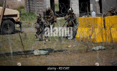 Marines avec la société C, l'équipe de sécurité de la flotte de l'Antiterrorisme, Marine Corps régiment des forces de sécurité, de défendre leur poste à la sécurité du site de l'exercice dans la lutte contre la ville, Marine Corps Base Quantico, Virginie, le 18 avril 2017. La sécurité du site a été un événement de deux jours au cours de l'exercice d'entraînement d'une semaine qui a eu lieu du 17 au 20 avril 2017. Au cours de l'exercice, les Marines ont été testés sur leur capacité à renforcer une ambassade dans un pays étranger tout en maintenant la sécurité du site, à mener des opérations de convoi, correctement l'établissement de contrôle des véhicules, armes non létales et de formation tactiques de contrôle anti-émeute. Banque D'Images