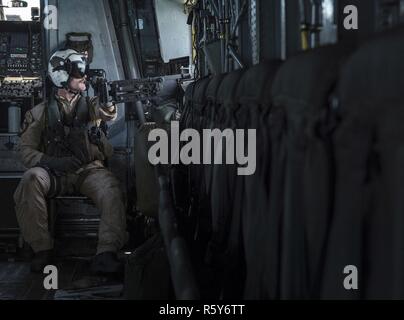 Le Golfe Arabique (20 avril 2017) 3ème classe Aircrewman Naval Justin M. Williams, affecté à l'hélicoptère de la lutte contre les mines (HM) de l'Escadron 15 2 Détachement, numérise l'horizon pour les contacts alors que Manning une XM-218 de calibre 50 canon sur un MH-53E Sea Dragon tout en menant la formation au large de la côte de Bahreïn. HM-15 est assigné à la Force 52, la promotion des activités de lutte contre les mines dans la 5e flotte américaine zone d'opérations. Banque D'Images